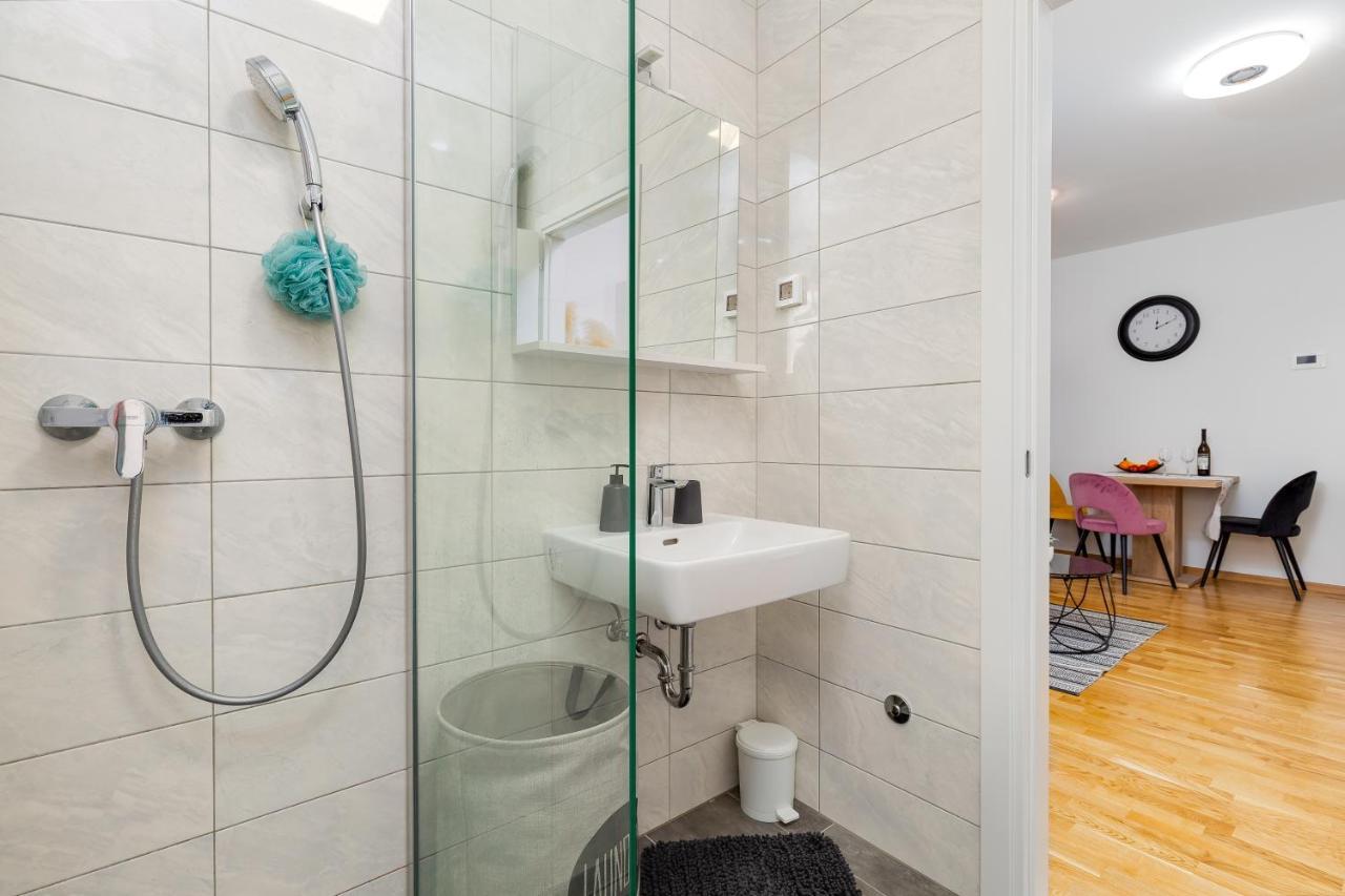 Roni + Besplatan Parking Apartment Zadar